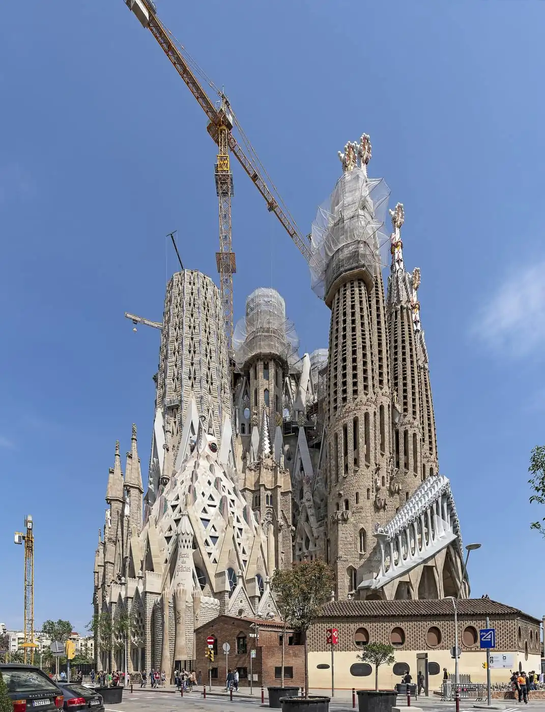 The apse of the Sagrada Familia with cranes and scaffolding during construction