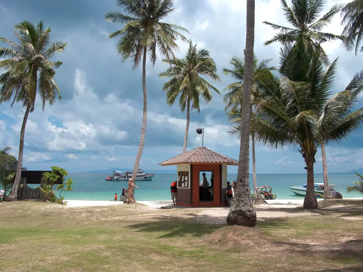 Palm-fringed beach and tour boats at Ko Wua Talap in Ang Thong Marine Park