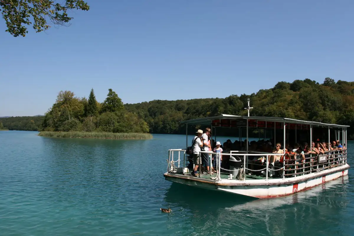 The electric boat crossing Kozjak lake