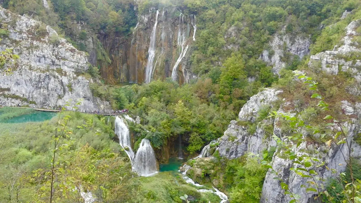 Veliki Slap and the Sastavci falls dropping through the canyon