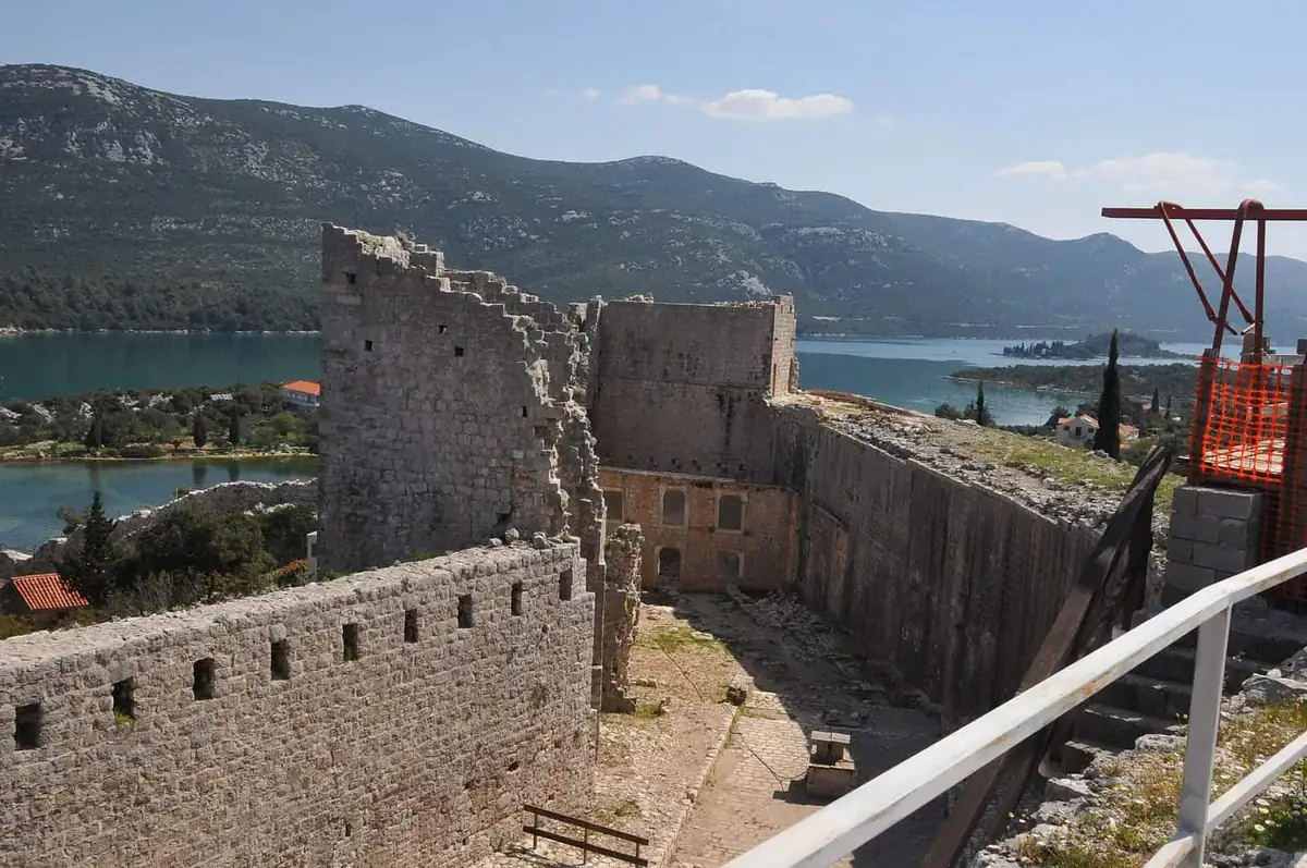 Ston walls above the bay