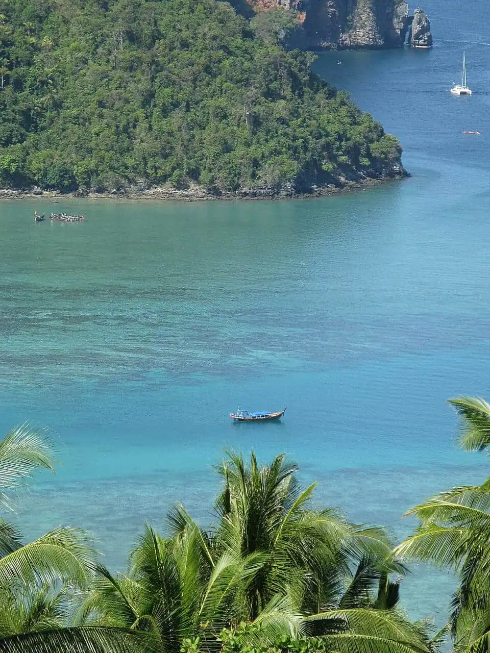 A longtail boat in the clear bay below the Koh Phi Phi viewpoint