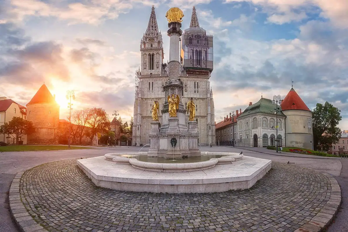 The cathedral and Mary column at sunrise
